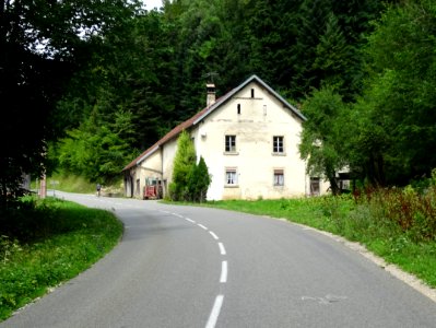 Début de la montée vers Maîche, une bâtisse de ferme, un t… 