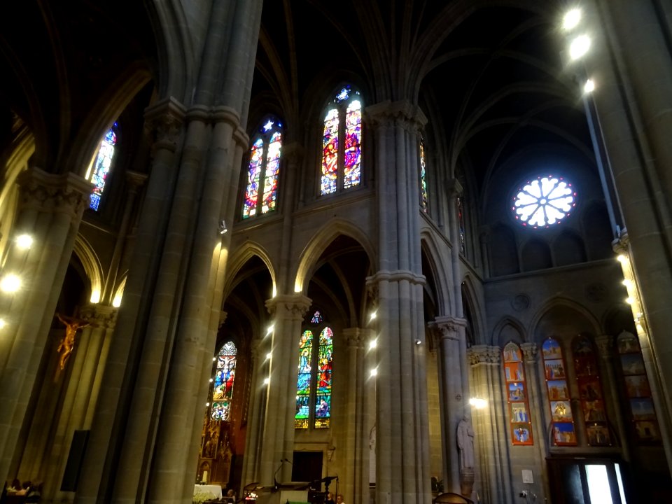 Vitraux et colonnes, Basilique Notre-Dame de Genève, Genèv… 