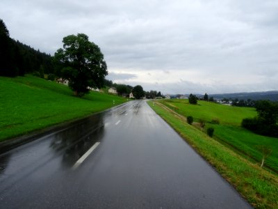 Longue ligne droite trempée, le long du Lac de Joux 