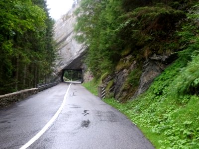 Tunnel dans la montée vers le vallon de Noirvaux. Pourquoi… 