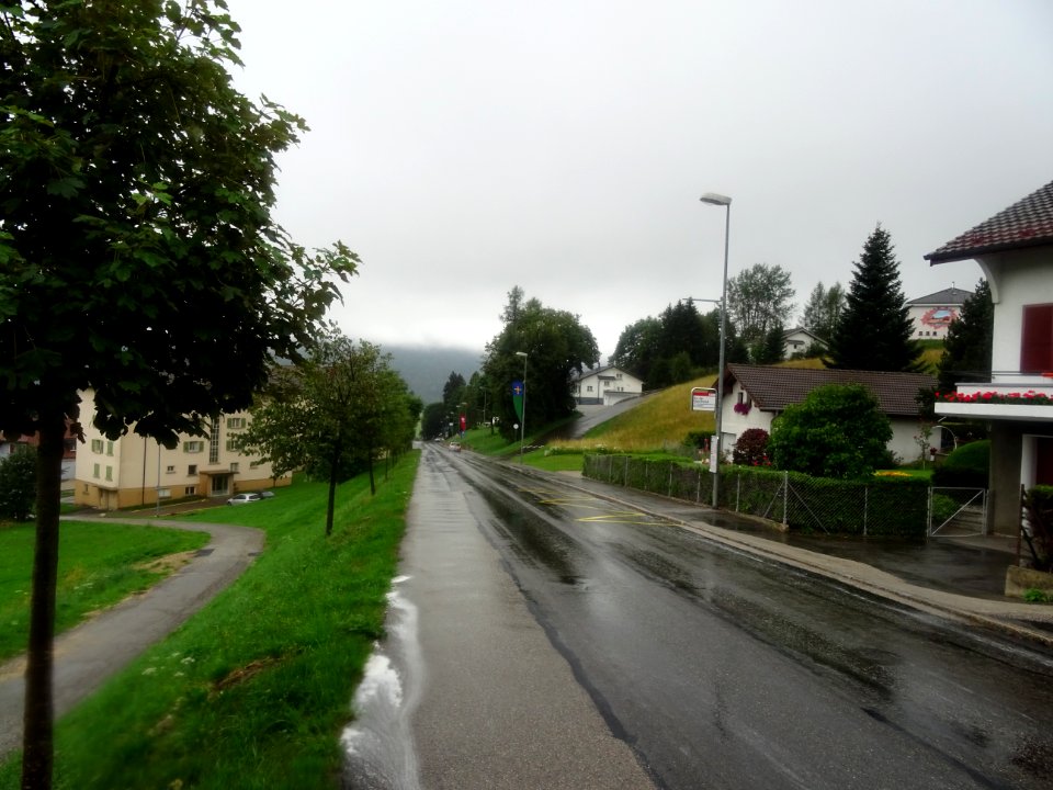 Rue en descente trempée de pluie et glissante , Ste-Croix,… 