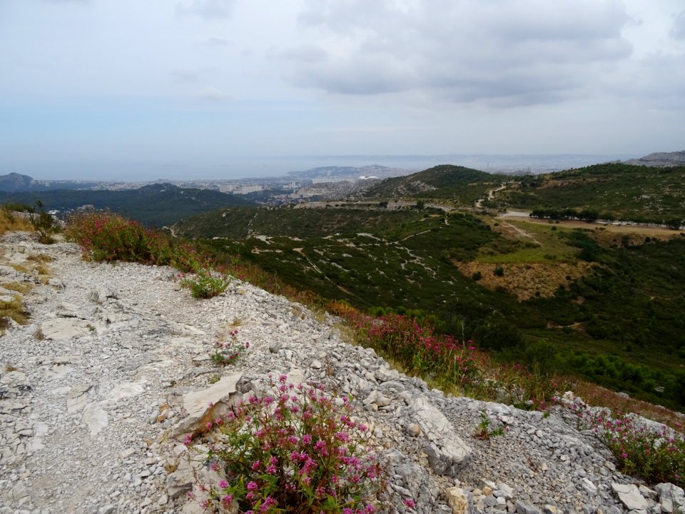 Vue vers le Col de la Gineste et le parking entre Marseill… 