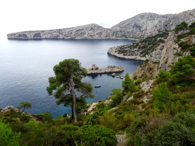 Cap Morgiou au fond, Le Torpilleur à la sortie de la calan… 