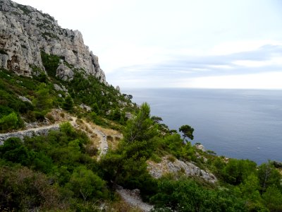 Descente vers La Lèque, sous les falaises de la Grande Can… 