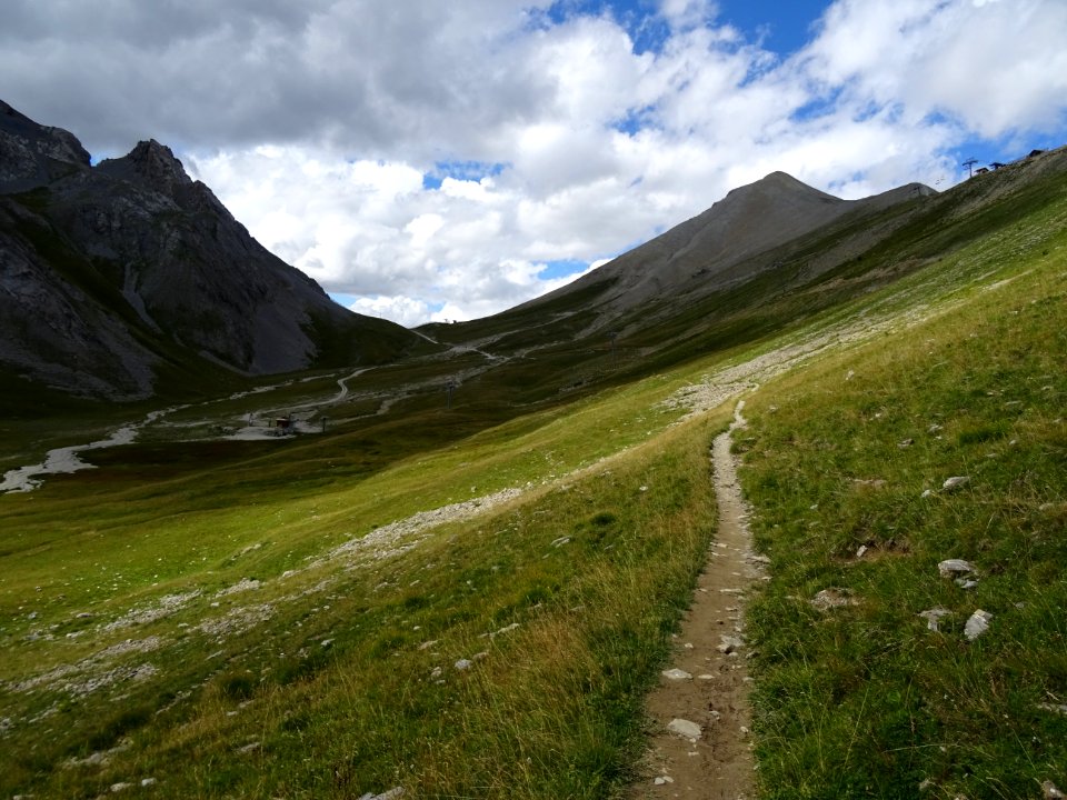 Longue montée peu raide vers la Cucumelle et le Col de l'E… 