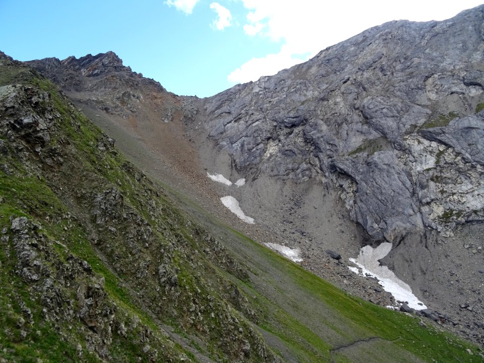 Vue sur le sentier qui descend fort du Pas de l'Ane 