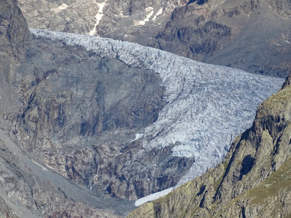 La langue glaciaire et les séracs au bout du Glacier Blanc… 
