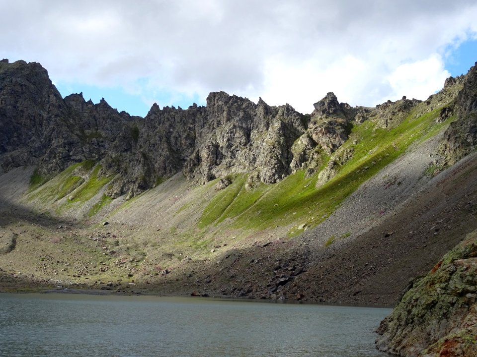 Lac de l'Eychauda et la sente à peine marquée qui monte au… 