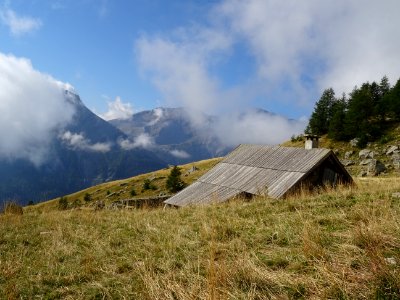 Cabane de Clot-Sarret, en montant à la Tête des Raisins 