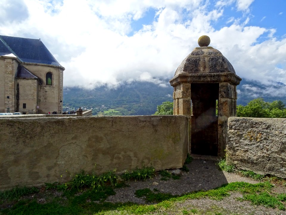 Collégiale Notre-Dame-et-Saint-Nicolas et poste de vigie d… 