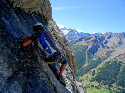 Passage sous un surplomb sur une dalle à l'ombre, mouillée… 