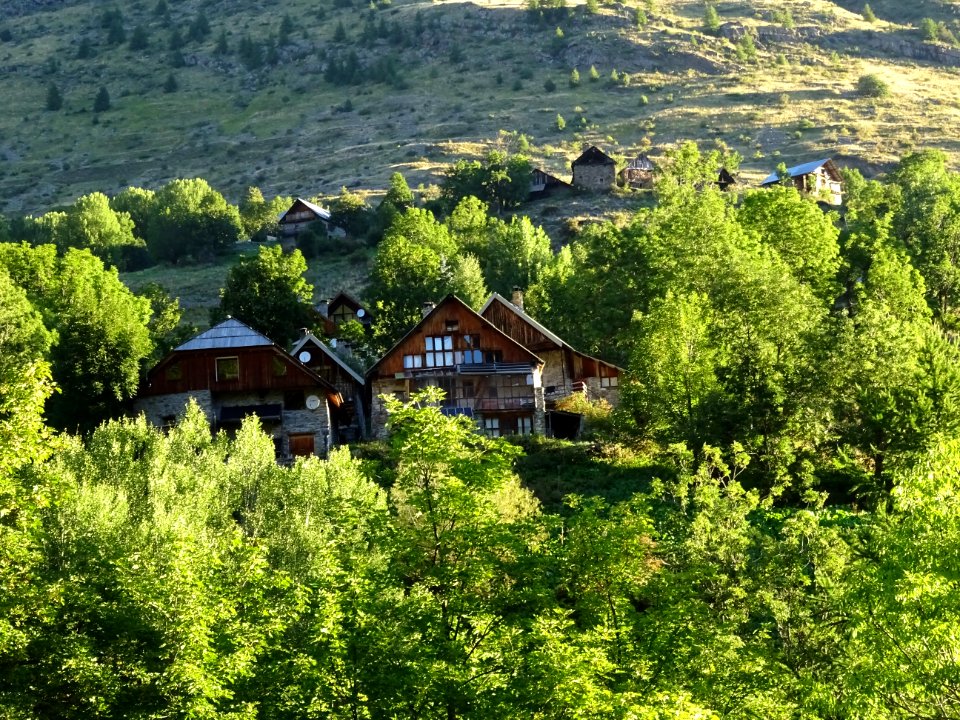 Hameau de Dormillouse dans la lumière matinale 