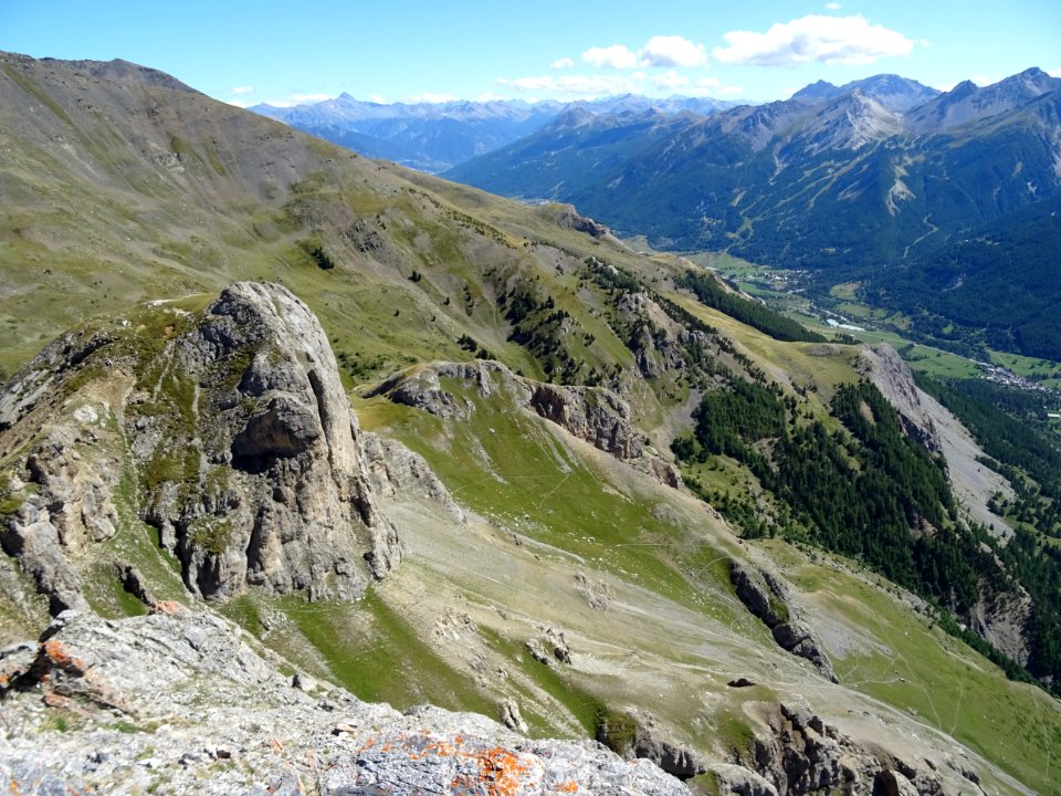 Depuis le sommet, vue sur les lacets du sentier de descent… 