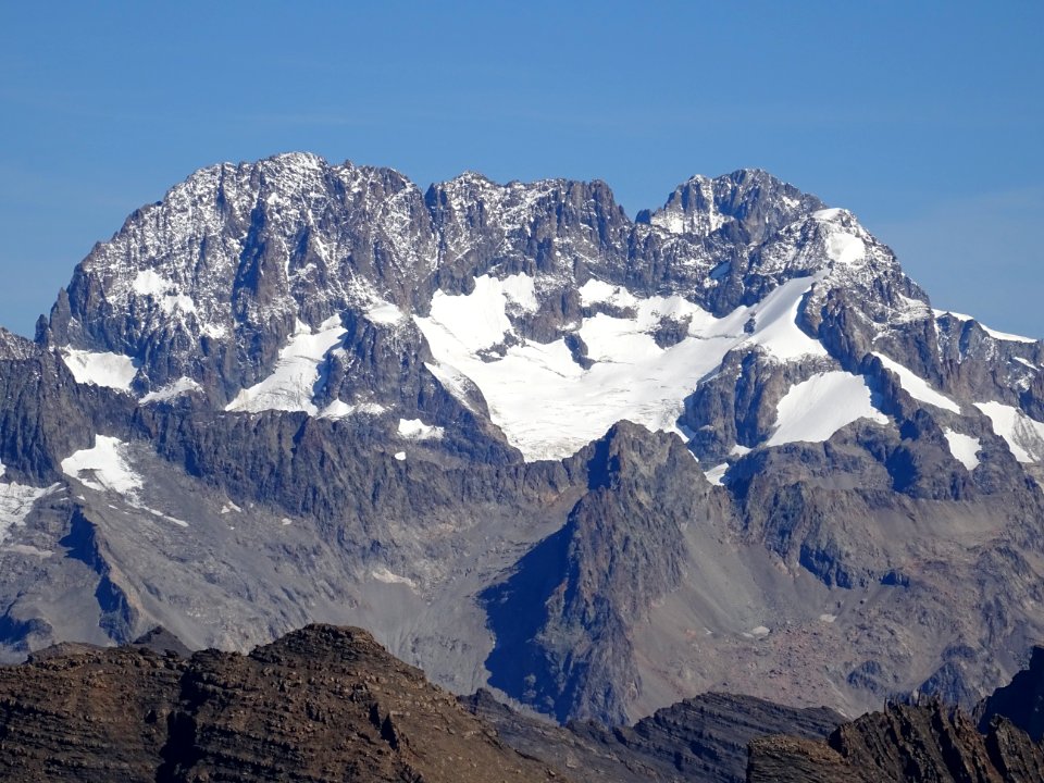 L'Ailefroide, et derrière la face sud de la Barre des Ecri… 