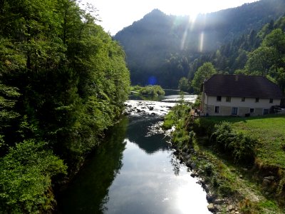 Le Doubs, frontière naturelle entre la France et la Suisse… 
