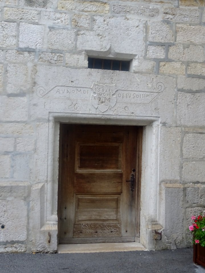 Petite porte latérale du temple de la Brévine, Au nom de D… 