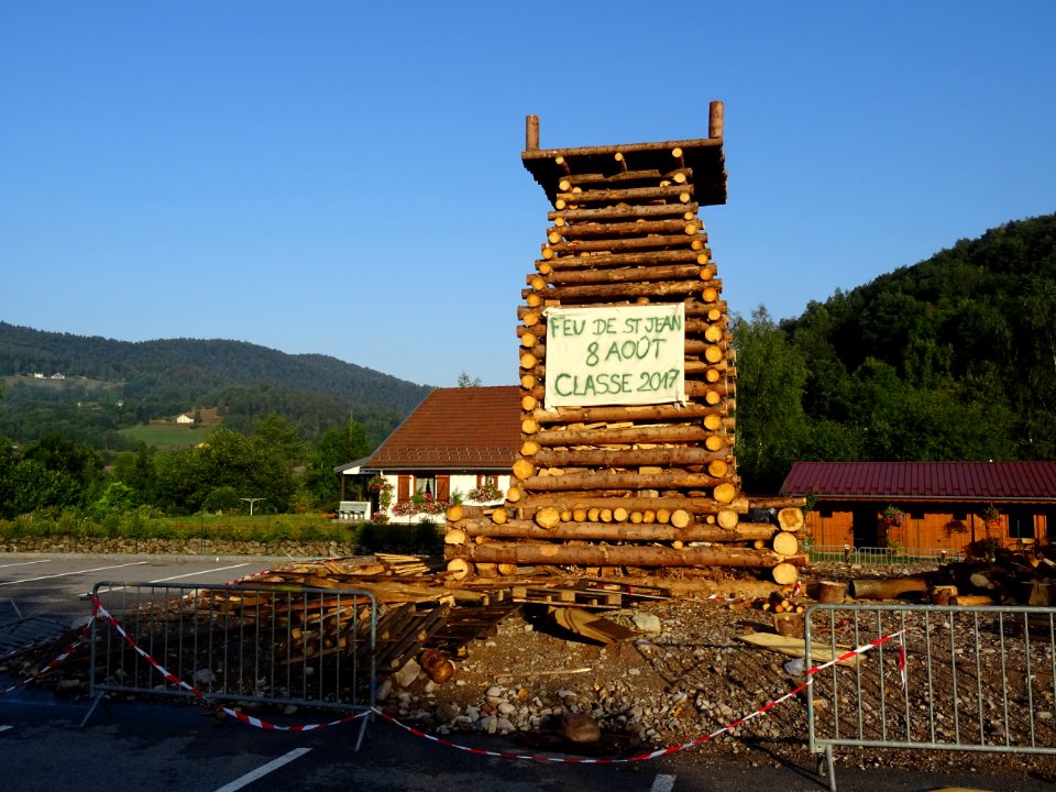 Préparation du bûcher des feux de la St Jean, St-Maurice-s… 