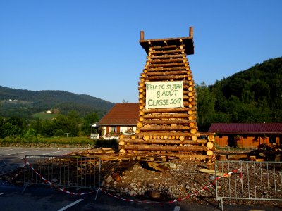 Préparation du bûcher des feux de la St Jean, St-Maurice-s… 