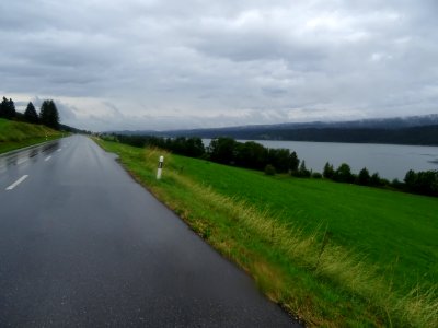 Longue ligne droite trempée, le long du Lac de Joux 