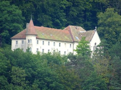 Au zoom, l'Ermitage, vue depuis la montée vers Maîche, Dou… 