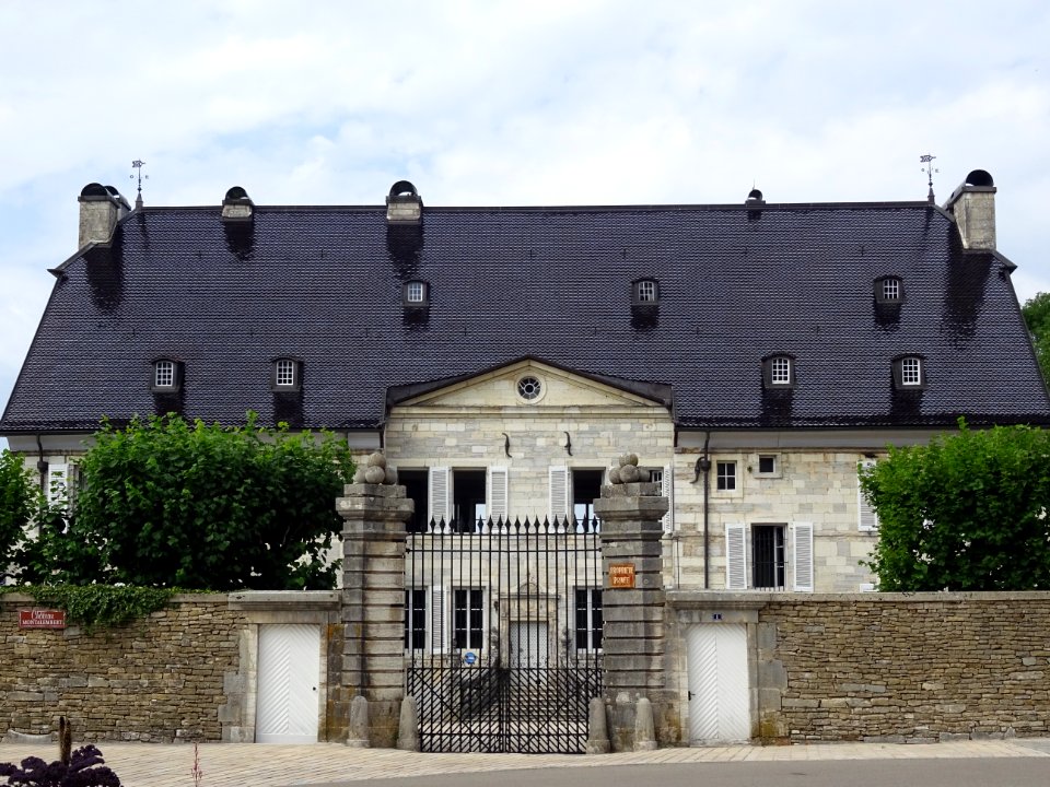 Grille et château de Montalembert, Maîche, Doubs. Le toit … 