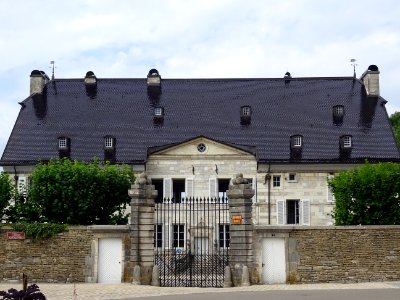 Grille et château de Montalembert, Maîche, Doubs. Le toit … 