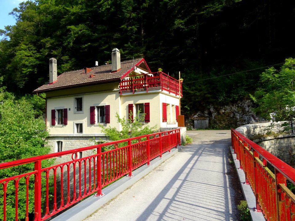 Un petit pont rouge sur le Doubs 