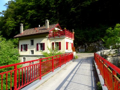 Un petit pont rouge sur le Doubs 