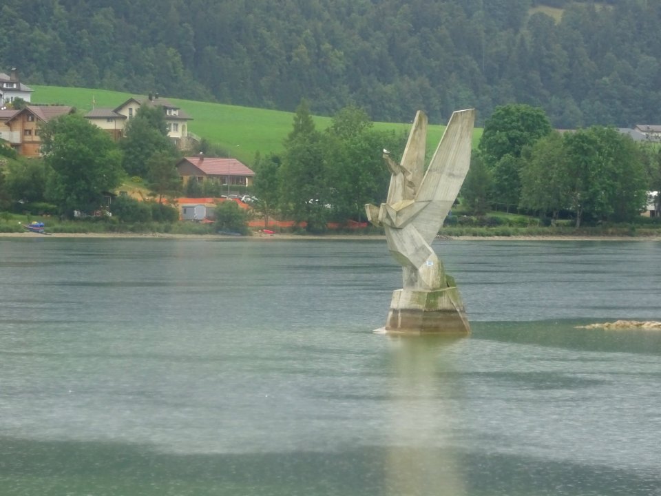 Immense sculpture de béton, représentant un cheval ailé P… | Flickr
