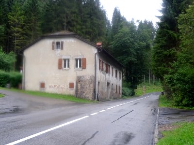 Batisse, dans la longue montée vers Ste-Croix, dans le val… 