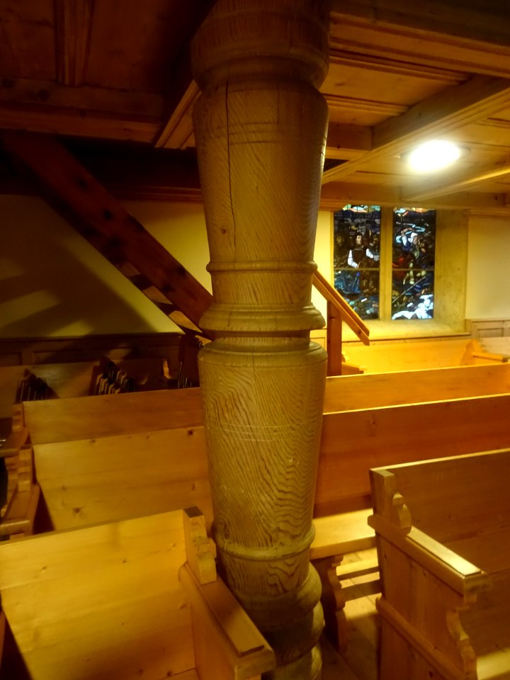 Colonne-pilier en bois tourné, intérieur du temple de La B… 
