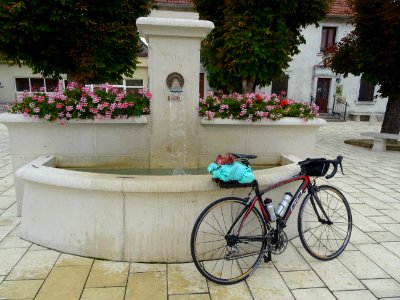 Mon vélo près de la fontaine de Bondeval. Eau non potable,… 