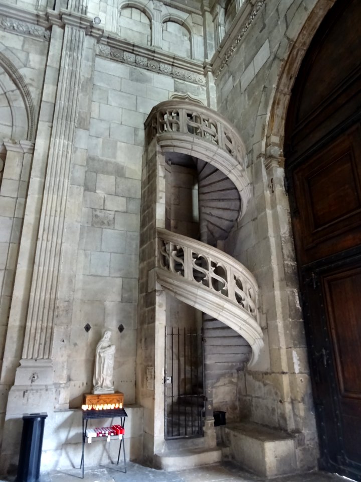 Escalier en pierre, cathédrale Saint-Lazare, Autun, Saône-… 