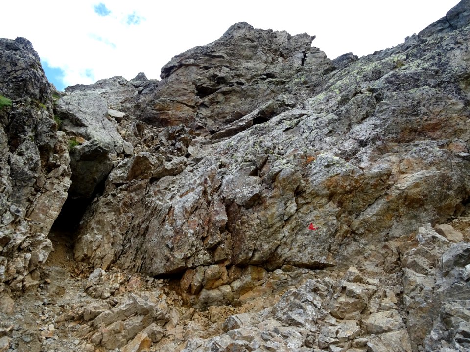 Trace de peinture rouge sur les rochers dans la remontée a… 