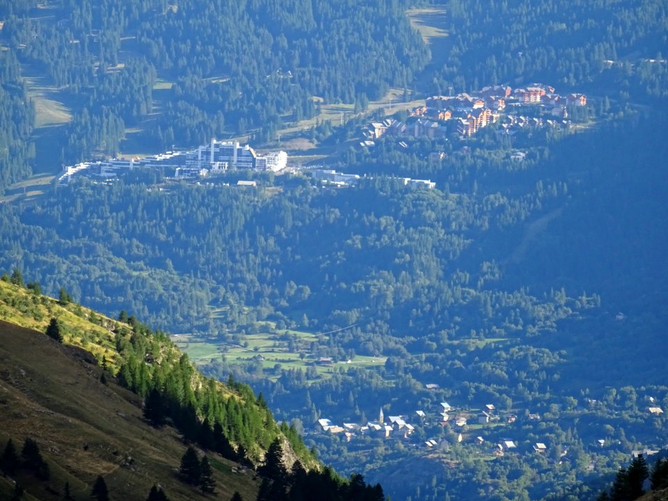 Vue vers Puy-Saint-Vincent, village et stations 1600 et 18… 