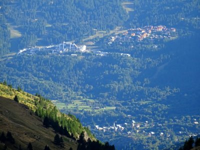 Vue vers Puy-Saint-Vincent, village et stations 1600 et 18… photo