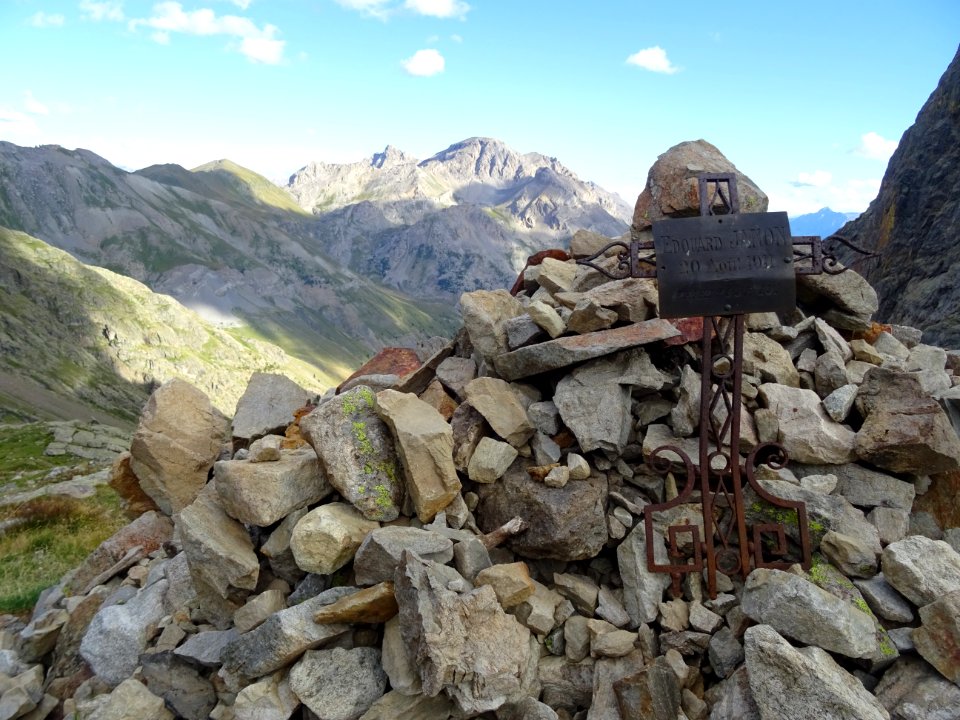 Stèle Edouard Janon 20 août 1911 , sous le lac de l'Eychau… 