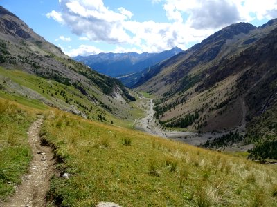 En se retournant dans la montée, vue vers le vallon de Cha… 