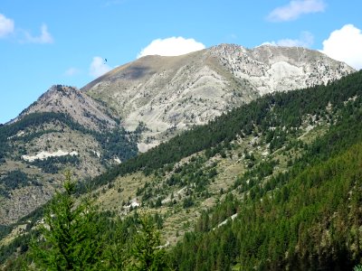 Un parapente dans le ciel du Queyras, crête des Chambrette… 