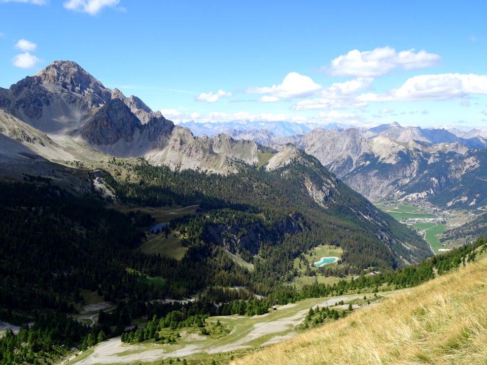 Vue vers le Lac Miroir, la retenue collinaire et la plaine… 