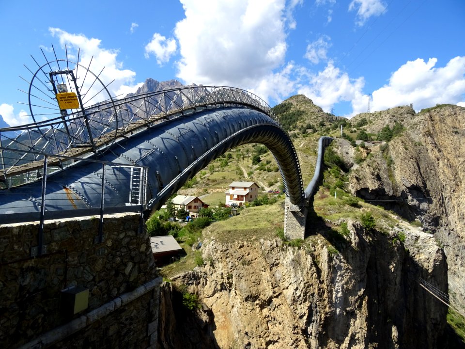 Conduite d'eau forcée au-dessus des gorges de la Durance 