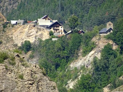 Au zoom, village de Queyrières et la chapelle Saint-Michel… 