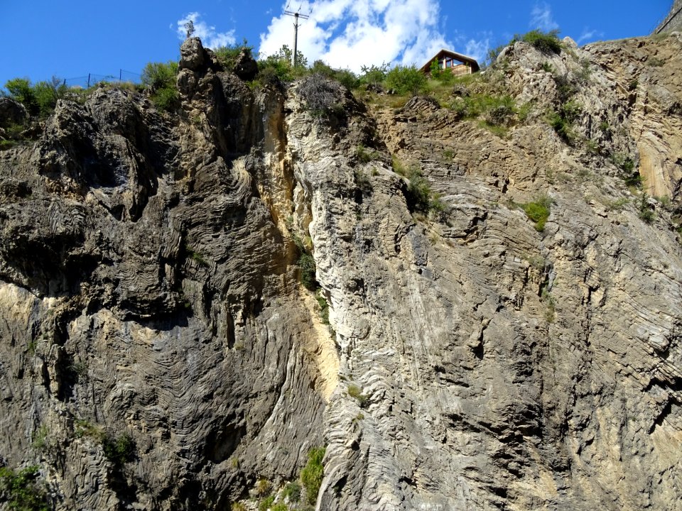 Plissements et failles dans la falaise des gorges de la Du… 