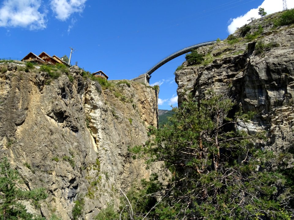 Conduite d'eau forcée au-dessus des gorges de la Durance 