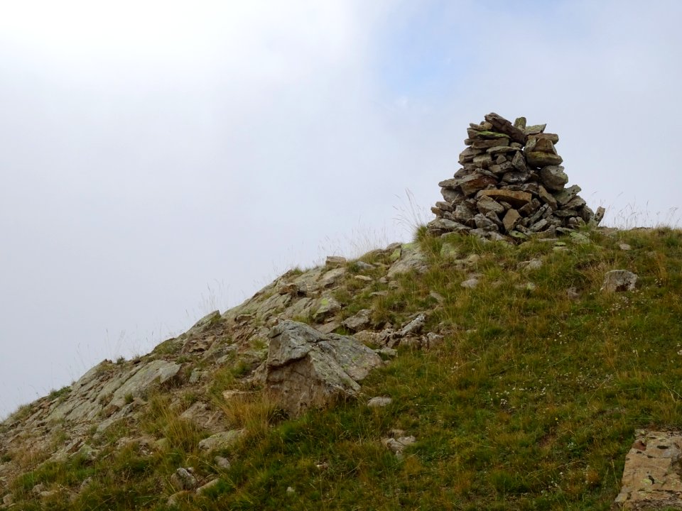 Cairn en montant à la Tête des Raisins 