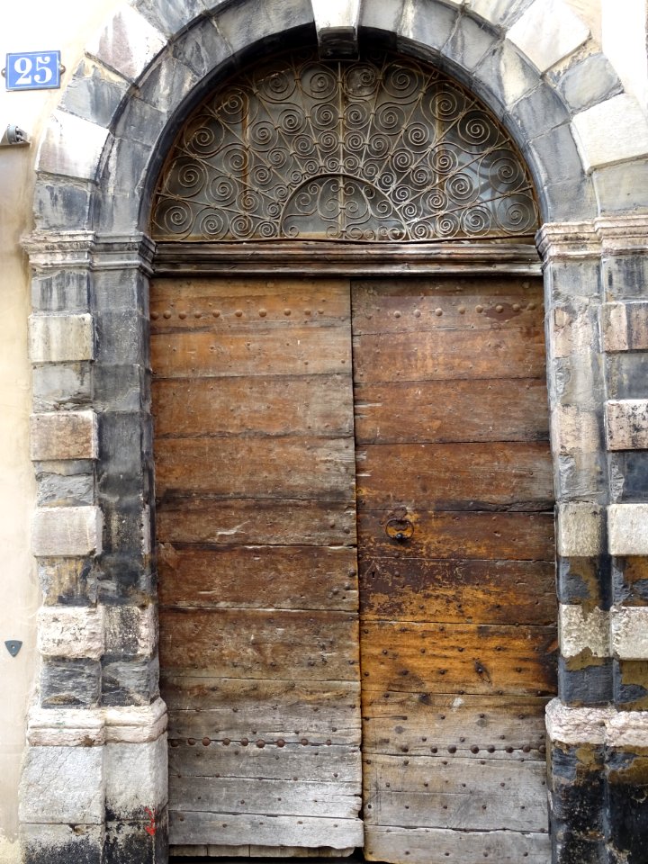 Porte dans la vieille ville, Briançon, Hautes-Alpes 