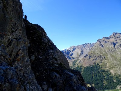 Partie sur sentier raide dans la via ferrata de l'Aiguille… 
