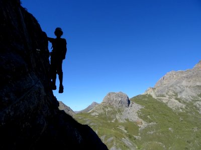 Accroché à la paroi , via ferrata de l'Aiguillette du Lauz… 