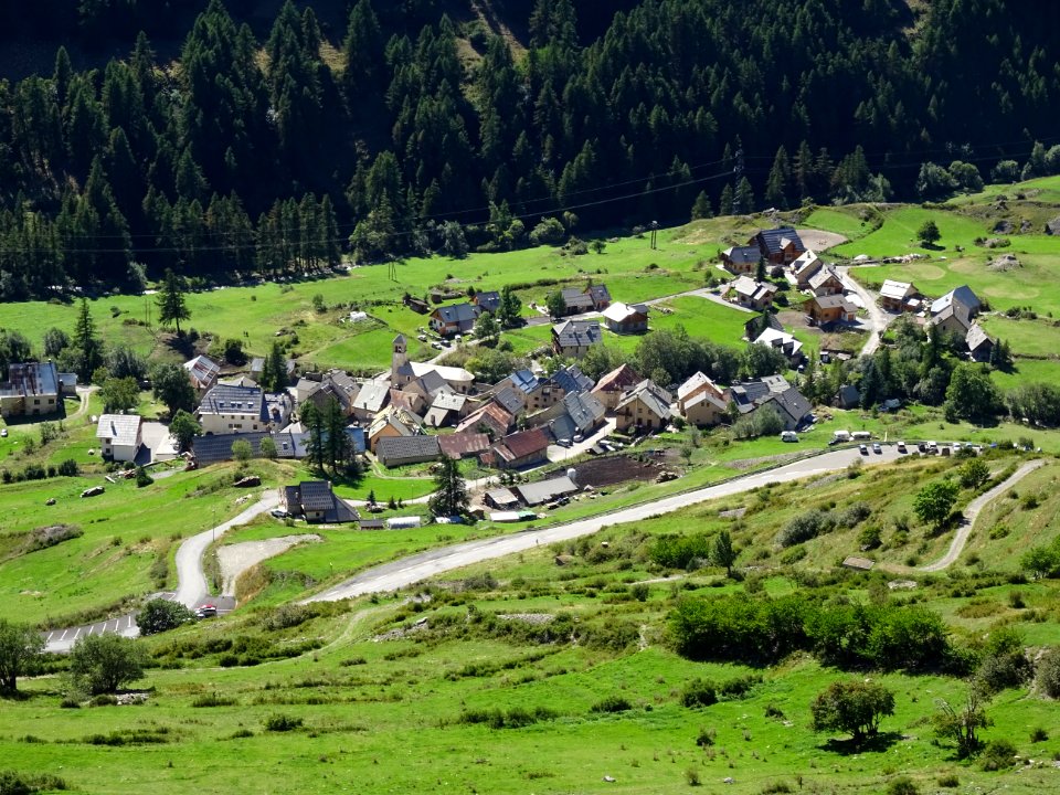 Eglise et maisons, Le Lauzet, vallée de la Guisane, Hautes… 