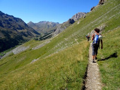 Le chemin du Roy, GR50, à la descente. Tout au fond, le Co… 